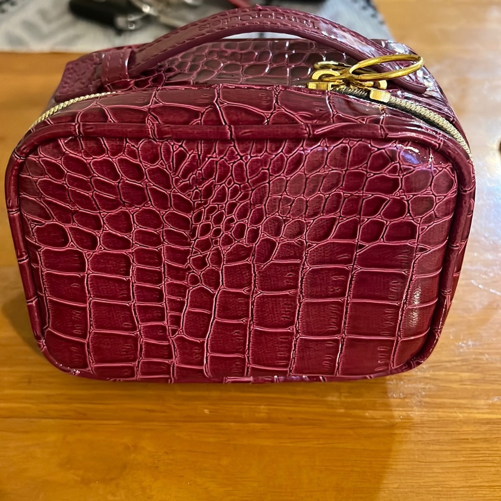 Small clutch, look like new.